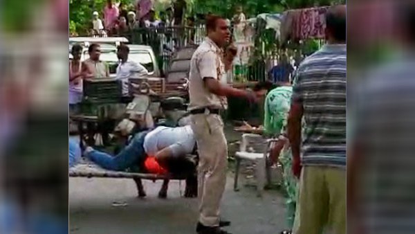 VIDEO:मिर्च झोंके जाने के बाद भी दो जवानों ने बदमाश को पकड़ा