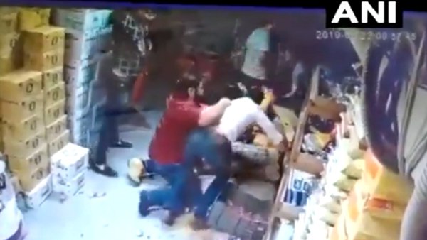 VIDEO: दिल्ली में रोडरेज के बाद दबंगई, दुकान में घुस युवक को किया अधमरा, लूटे 15 लाख VIDEO: दिल्ली में रोडरेज के बाद दबंगई, दुकान में घुस युवक को किया अधमरा, लूटे 15 लाख