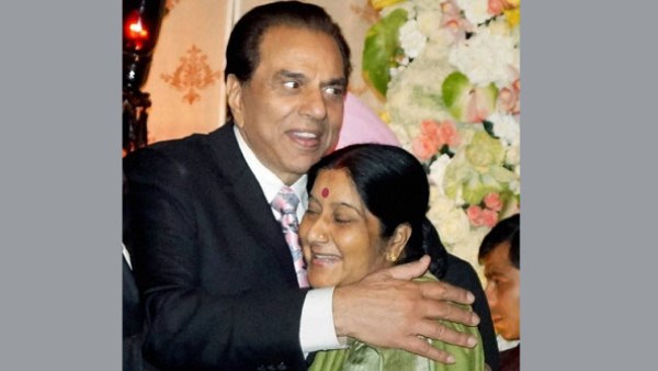 'अनाड़ी सियासत दान कह कर, सीने से लगा लेतीं थीं मुझे'