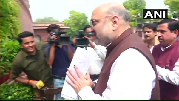 अमित शाह के हाथ में एक पेपर है