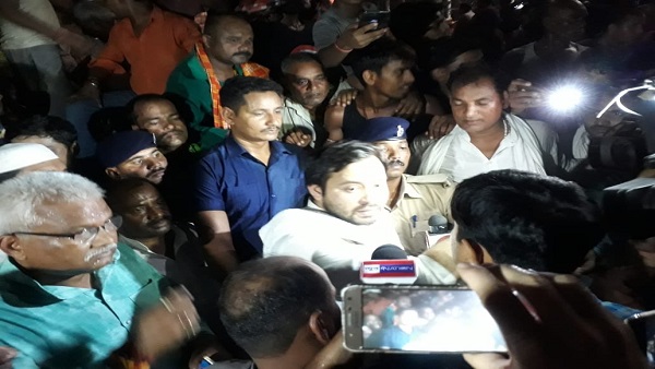 दूध मंडी हटाने के विरोध में धरने पर बैठे तेजस्वी