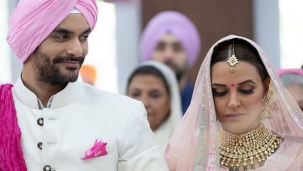 बीते साल अंगद और नेहा ने रचाई थी शादी बीते साल अंगद और नेहा ने रचाई थी शादी