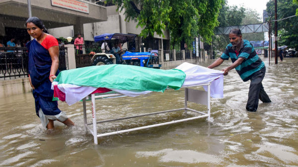 भारी बारिश से गुजरात बेहाल