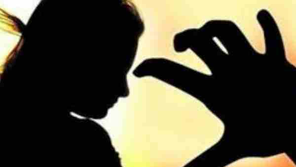 पंचायत भवन की छत पर छोड़कर भाग गए 