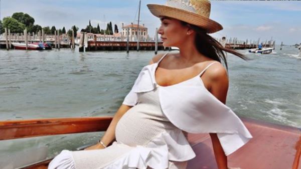 ब्लू ड्रेस पहनकर एमी ने रिवील किया बेबी जेंडर ब्लू ड्रेस पहनकर एमी ने रिवील किया बेबी जेंडर