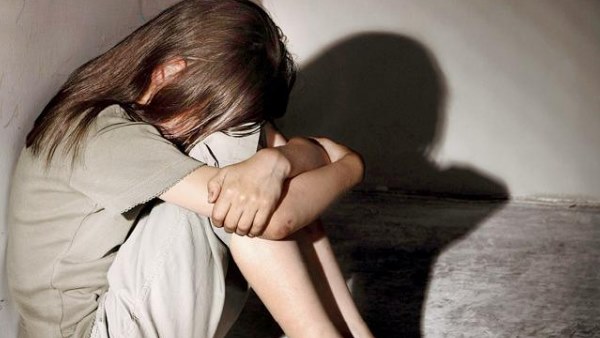 स्कूल से सस्पेंड, केस दर्ज