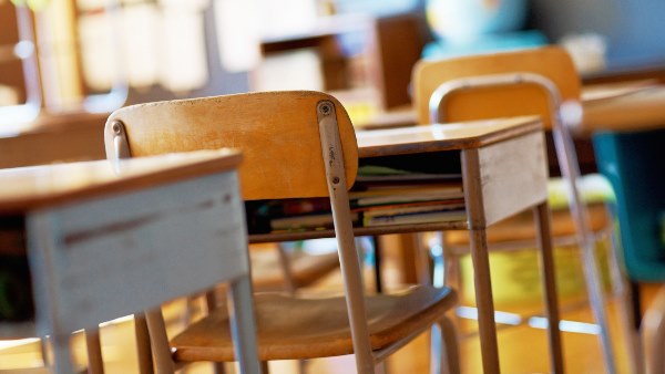 पढ़ाने के बहाने निजी अंगों को छूता था टीचर