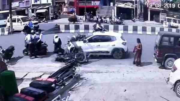 हादसे के बाद लोगों ने कार चालक को पीटा हादसे के बाद लोगों ने कार चालक को पीटा