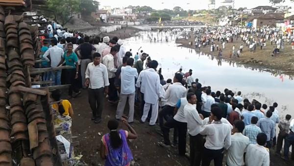 झंडा के कटते ही रुक जाती है पत्थरबाजी