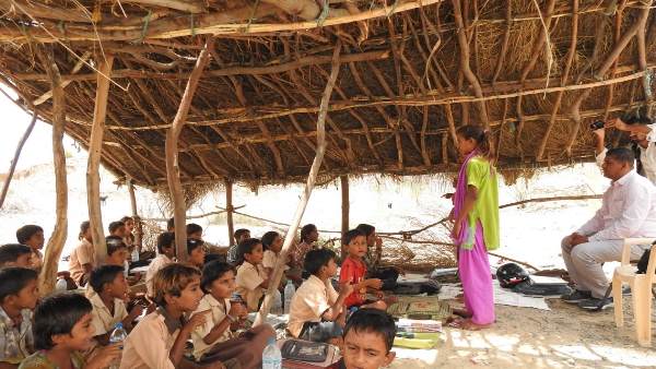 झोपड़ी के नीचे चल रहा स्कूल