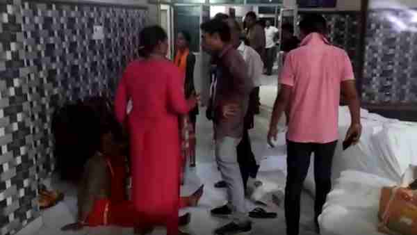 डॉक्टरों पर लापरवाही का आरोप लगाते हुए जमकर काटा हंगामा