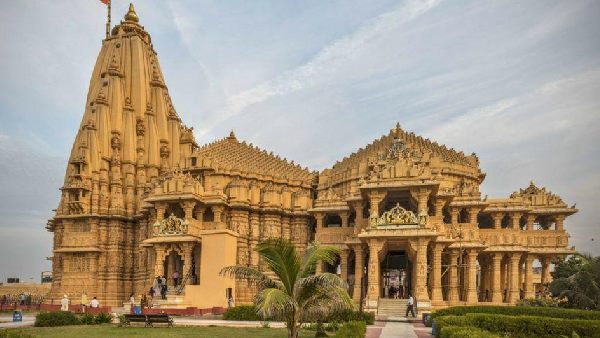 मंदिर की ऊंचाई 155 फीट