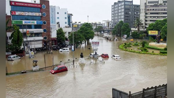 आखिर में बाढ़ की नौबत आ गई