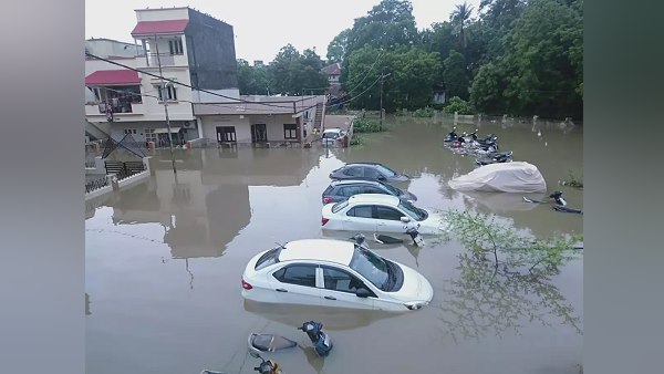 बारिश से गाड़ियों को भारी नुकसान