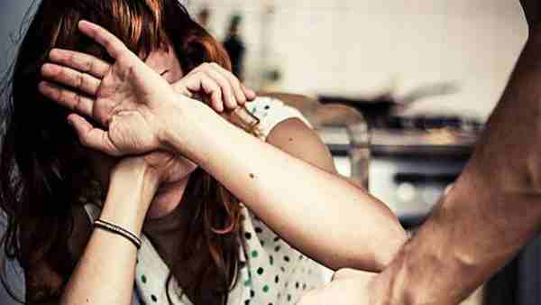 पत्नी को पिला दिया टॉयलेट क्लीनर