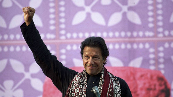 इमरान खान एक कमजोर व्‍यक्ति 