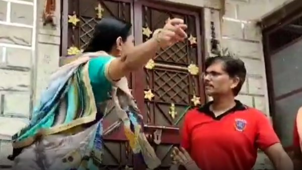 Wife beating her husband on road in Jodhpur