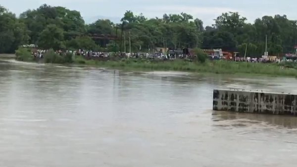 'कार को देखने लोगों की भीड़ जमा'