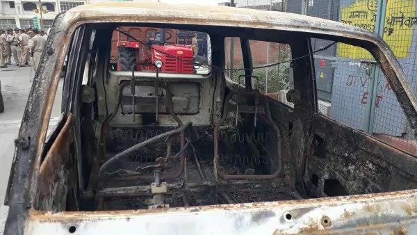 हरिद्वार जा रही बस पर पथराव