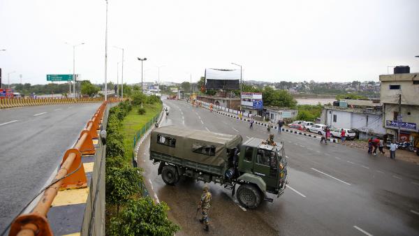 जम्मू-कश्मीर के लोगों को मिलेगा ये फायदा जम्मू-कश्मीर के लोगों को मिलेगा ये फायदा