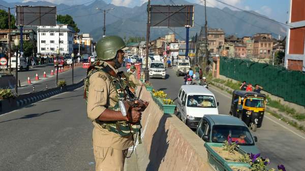 धारा 370 खत्म होने से पाकिस्तान में मचा हाहाकार धारा 370 खत्म होने से पाकिस्तान में मचा हाहाकार