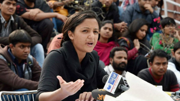 रात में लोगों के घर में घुस रही सेना रात में लोगों के घर में घुस रही सेना