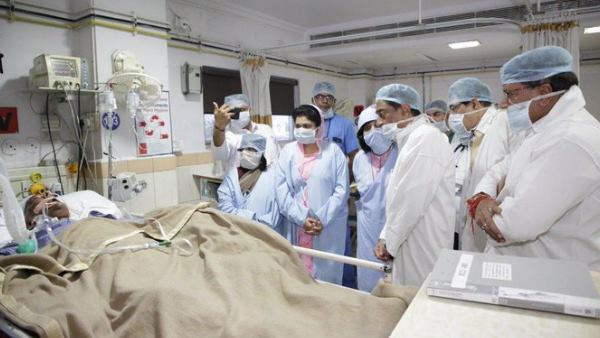Madhya Pradesh CM Kamal Nath visits Former CM & BJP leader Babulal Gaur at Narmada Hospital Madhya Pradesh CM Kamal Nath visits Former CM & BJP leader Babulal Gaur at Narmada Hospital