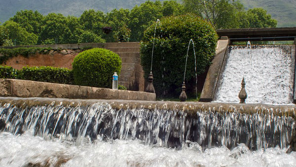 कश्मीर का क्षेत्रफल लगभग 16000 वर्ग किमी