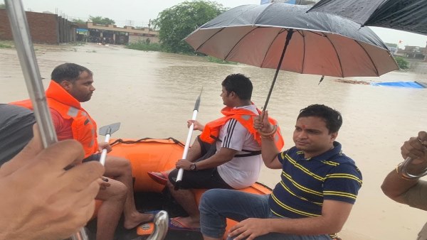 मकान गिरा, तीन लोग घायल