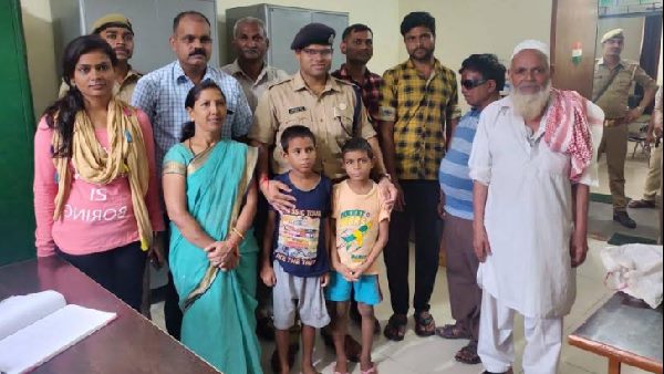 पिता से मिलते ही बिलख पड़े बच्चे 