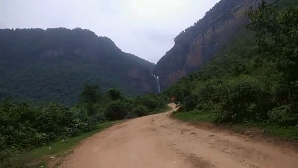 रास्ते को पक्की सड़क में बदलना चाहते हैं गांववाले