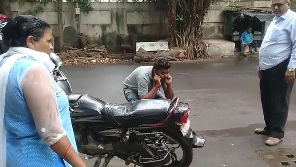 watch video: surat Young man gets Punishment after spitting on the street