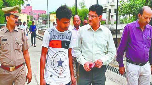 दिल्ली से बोगी में चढ़े थे बदमाश 