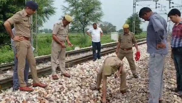 चलती ट्रेन से नीचे गिर गईं मां-बेटी