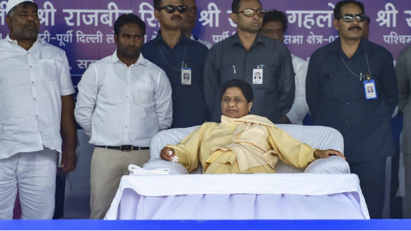 माया पर विपक्ष का आरोप