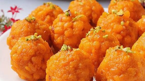 तांत्रिक की सलाह पर लड्डू खिलाती है पत्नी तांत्रिक की सलाह पर लड्डू खिलाती है पत्नी