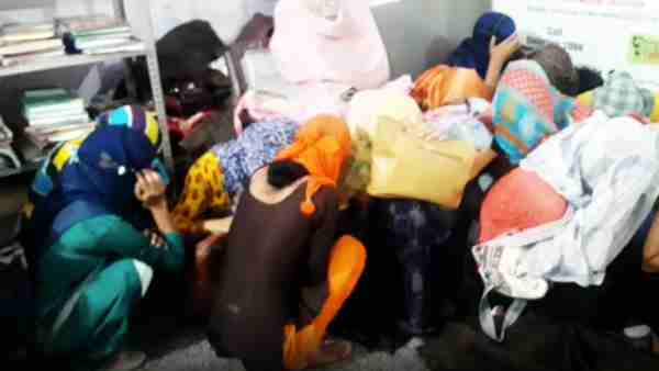 युवक-युवतियां मुंह छिपाने लगे थे