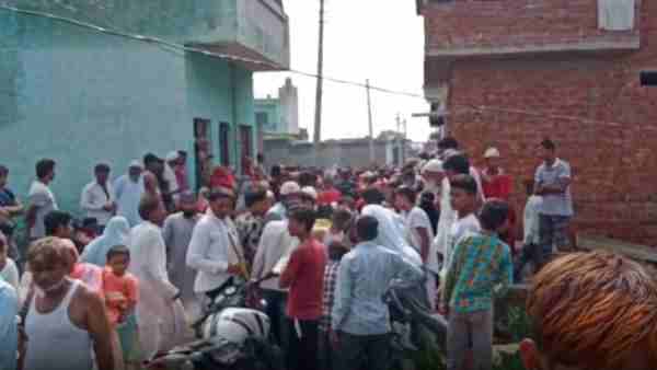 पड़ोसियों ने दी पुलिस को सूचना