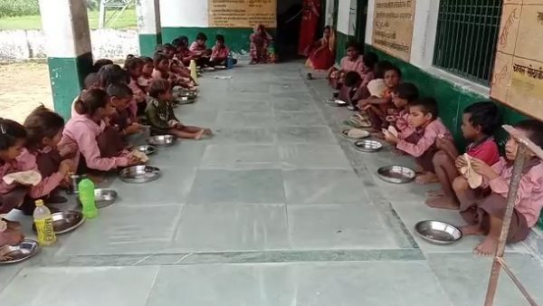 छात्रों को दिया गया नमक-रोटी