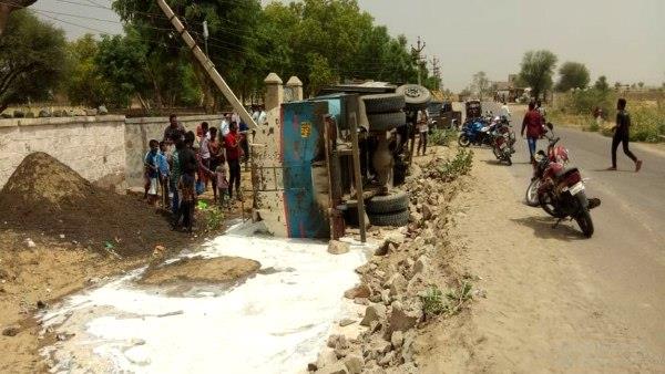 झुंझुनूं में पलटा दूध का टैंकर