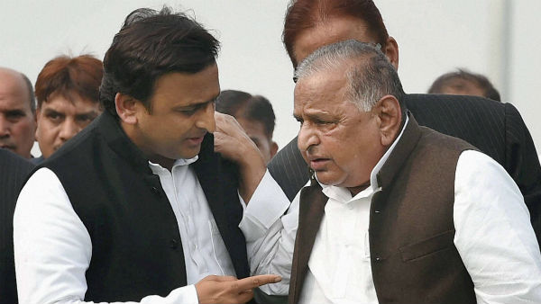 अखिलेश नहीं पहुंचे तो मुलायम ने फहराया झंडा