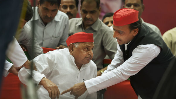 मुलायम को हटाकर अखिलेश बने थे अध्यक्ष