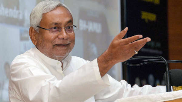  नीतीश को डाली बाउंसर गेंद