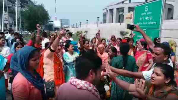 बायर्स ने किया प्रदर्शन