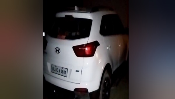 ब्यूटी पार्लर से घर जा रही थी युवतियां 