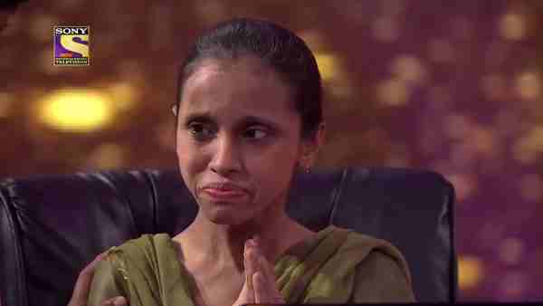 शो के दौरान अमिताभ ने पिलाया नूपुर को पानी