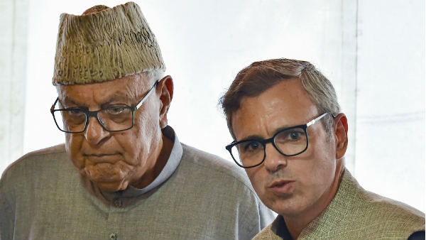 दो-दो घर छोड़ सरकारी बंगले में रहते हैं उमर 