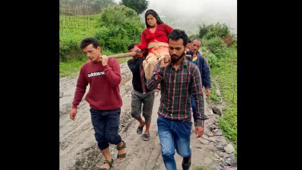 4 किलोमीटर तक पालकी में ले जाई गई गर्भवती
