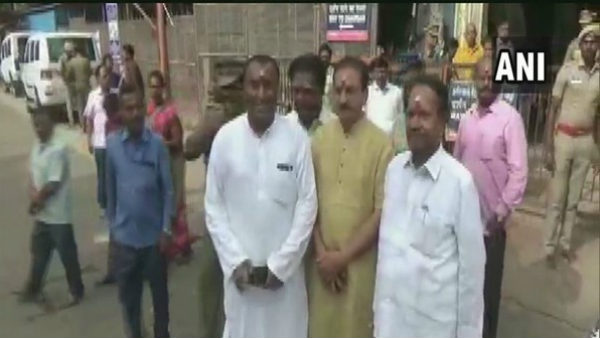 मीनाक्षी मंदिर में पूजा करने पहुंचे पंकज मोदी