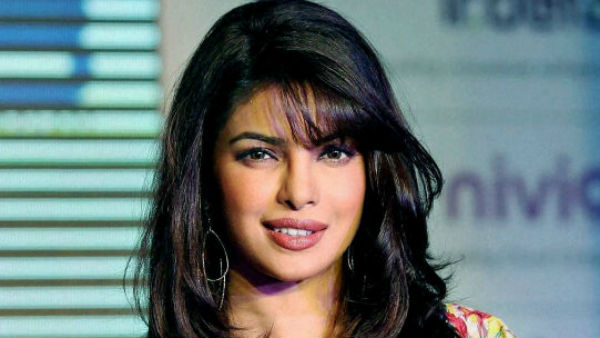 प्रियंका के शालीनता भरे जवाब पर जहां हॉल तालियों से गूंज उठा